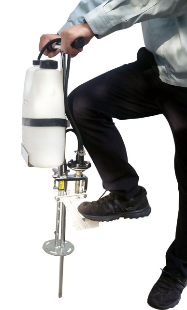 みのる産業 両手で地面に注入 タンク一体型で薬剤注入